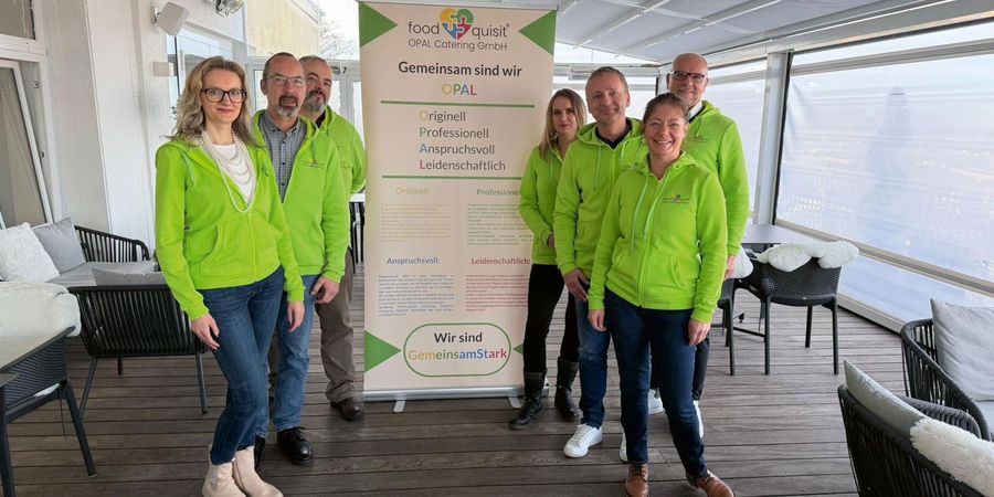 Das Führungsteam von OPAL strahlt im frischen grünen Oufit 