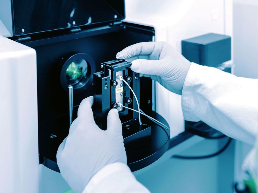 Moderne Screening- und Analyseverfahren liefern die Datenbasis, mit der mithilfe künstlicher Intelligenz mögliche Wirkstoffe identifiziert werden Moderne Screening- und Analyseverfahren liefern die Datenbasis, mit der mithilfe künstlicher Intelligenz mögliche Wirkstoffe identifiziert werden