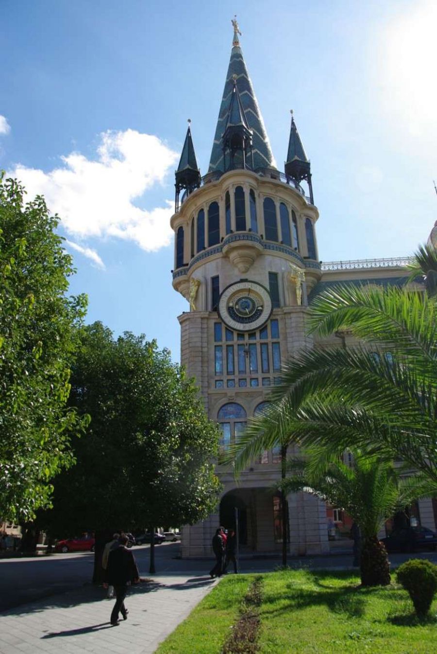 Eine der ungewöhnlichsten von Perrot geschaffenen Turmuhren: die astronomische Uhr im georgischen Batumi