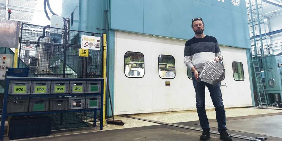 PCM Geschäftsführer Kai Lauterbach vor einer 1.600t Presse PCM Geschäftsführer Kai Lauterbach vor einer 1.600t Presse