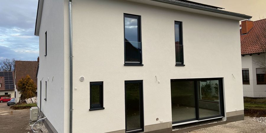 Ein schlüsselfertiges Massivhaus von AKOMA verbindet moderne Architektur mit energieeffizienter Technik 