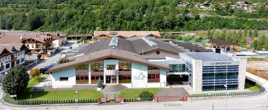 In Ziano di Fiemme befindet sich der Hauptsitz von La Sportiva; am Fuße der Dolomiten