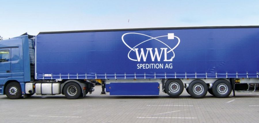 Die blauen Lkw der WWL Spedition fallen auf