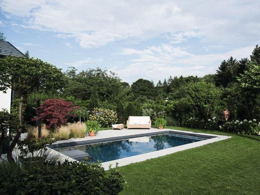 Die Schwimmbecken fügen sich ideal in die Gartenlandschaft ein