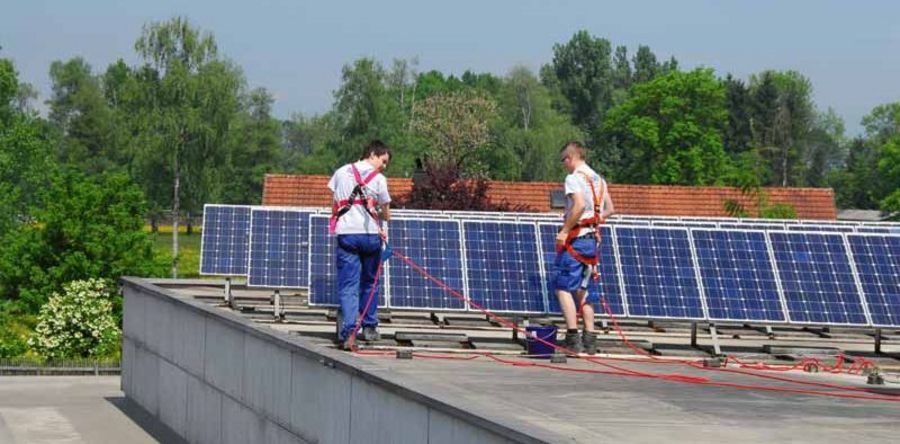 Fässler Wolfgang GmbH - Arbeit an einer Solaranlage