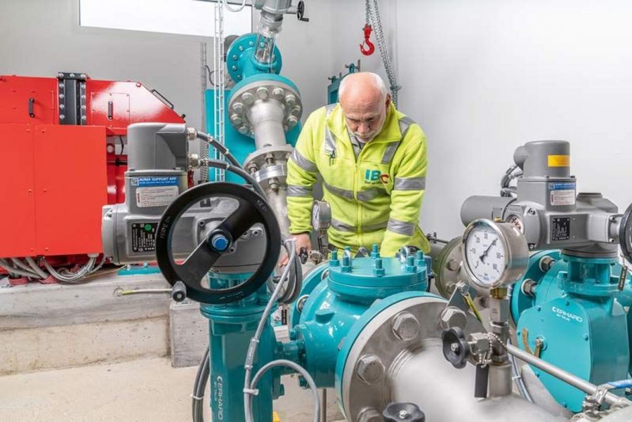 IBC Mitarbeiter im Wasserkraftwerk