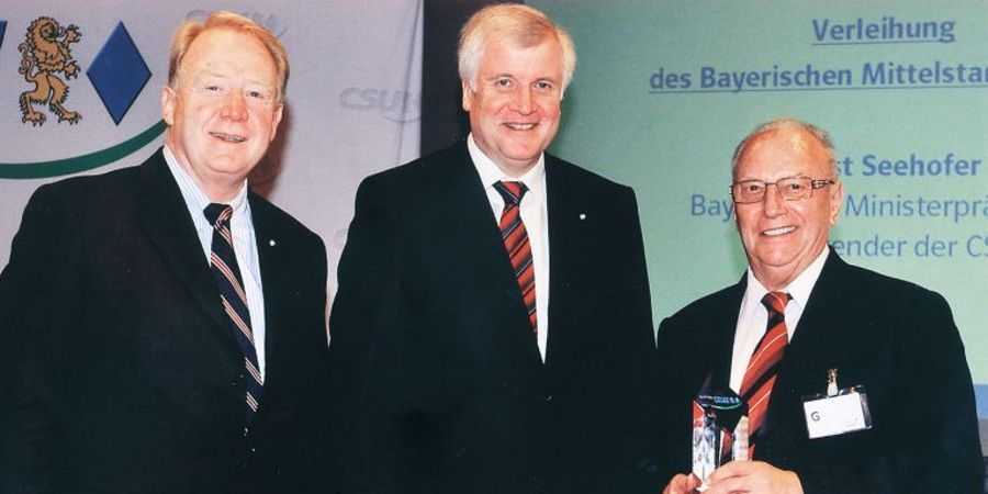 Geschäftsführender Gesellschafter Franz Stegner (rechts) erhielt vom bayrischen Ministerpräsidenten Horst Seehofer (Mitte) den Bayrischen Mittelstandspreis überreicht.