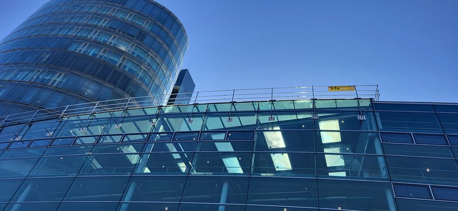 Maßgeschneiderte Absturzsicherung Sifatec gewährleistet sicheres Arbeiten auf dem Glasdach der Mercedes-Benz Niederlassung München Maßgeschneiderte Absturzsicherung Sifatec gewährleistet sicheres Arbeiten auf dem Glasdach der Mercedes-Benz Niederlassung München