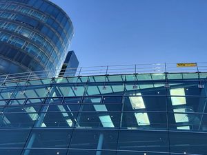 Maßgeschneiderte Absturzsicherung Sifatec gewährleistet sicheres Arbeiten auf dem Glasdach der Mercedes-Benz Niederlassung München