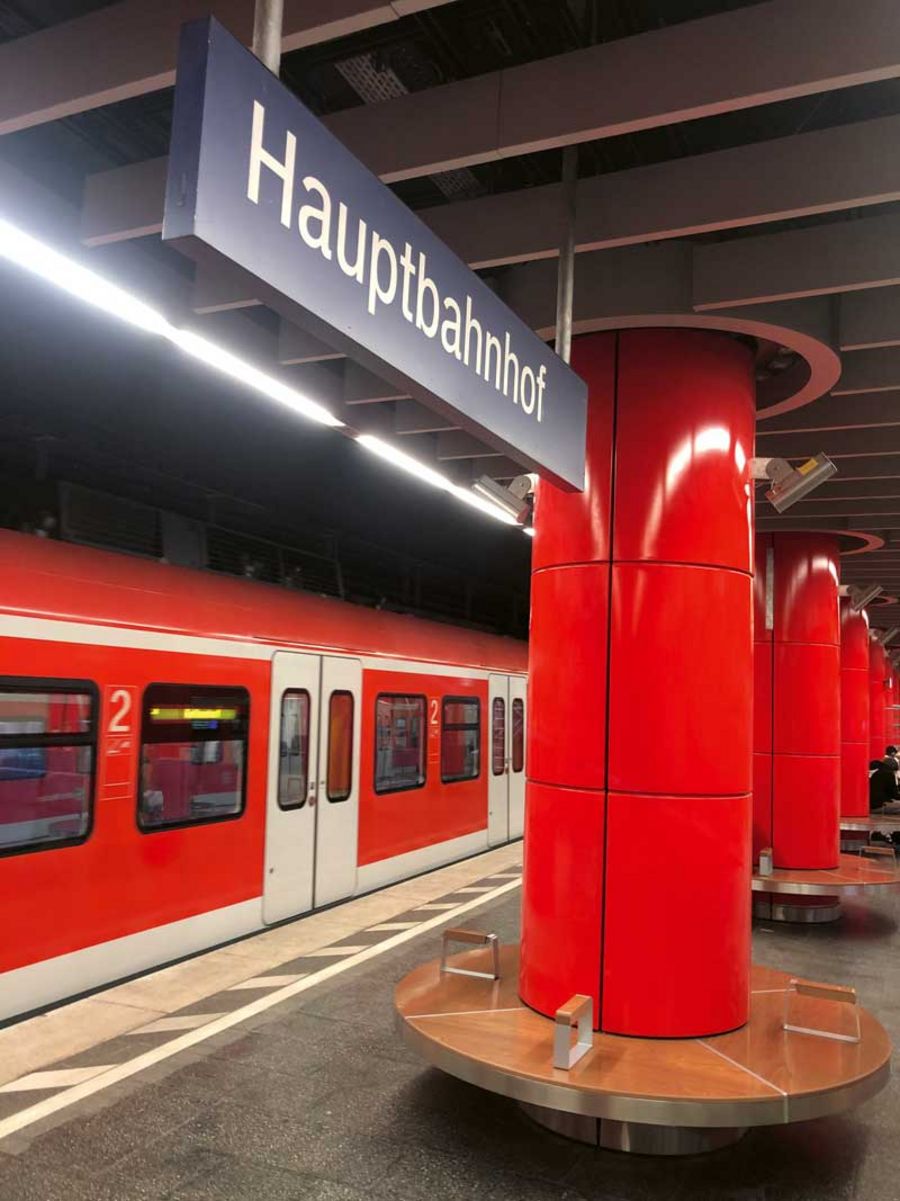 omara Emailliertes Schild am Münchner Hauptbahnhof