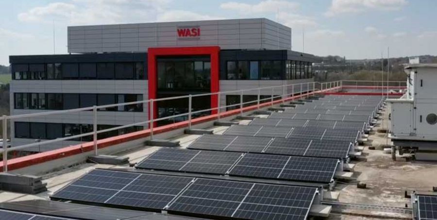 Das WASI Verwaltungsgebäude mit Blick auf die Solaranlage