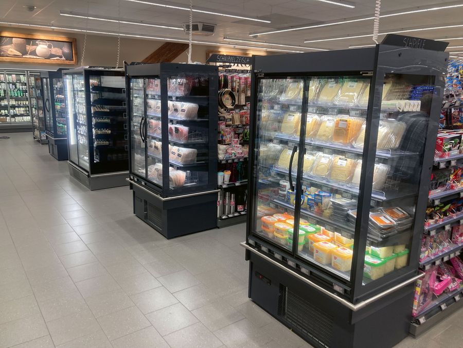 Am Anfang und Ende der Regalreihen schaffen Kühlmöbel zusätzliche Verkaufsflächen für gekühlte Produkte