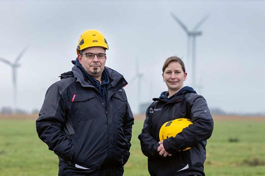 PROKON-Mitarbeiter vor dem Windpark