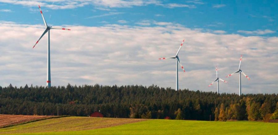 Beim Thema Windenergie arbeitet Bayernwerk Natur eng mit kommunalen Partnern zusammen