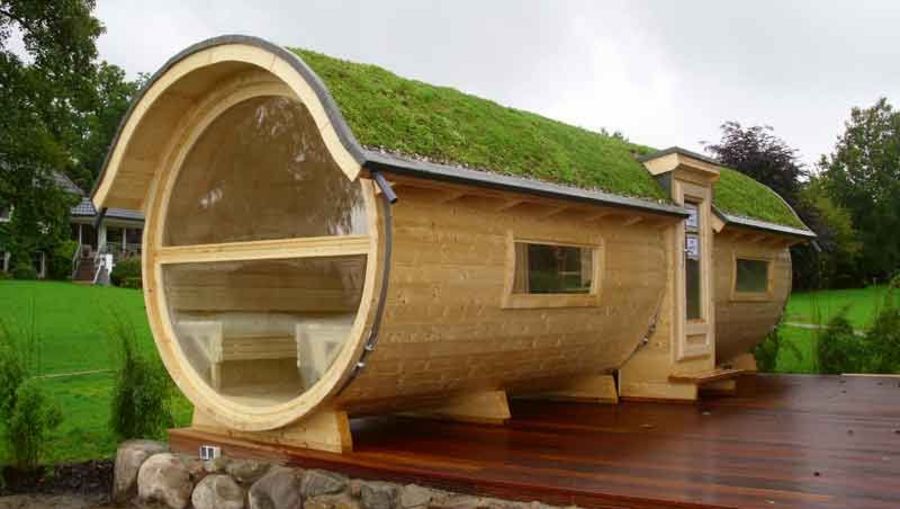 re-natur Dachbegrünung auf einem Saunafass
