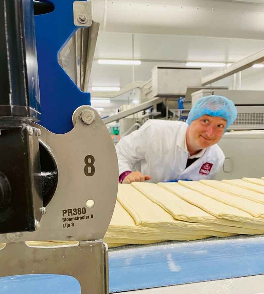 Bakerman - Heiko Thees kontrolliert die Produktion von Blätterteig