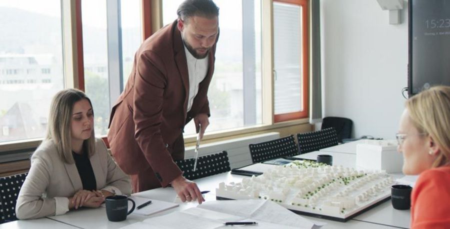 Wohnungsbau Aalen - Michael Schäfer in einer Mitarbeiterbesprechung