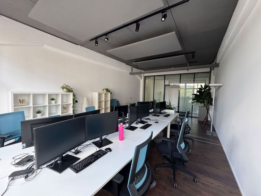 Offene Arbeitsbereiche schaffen Raum für konzentriertes Arbeiten, kreative Ideen und die gemeinsame Weiterentwicklung digitaler Werbetechnologien.
