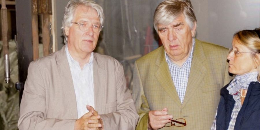 Geschäftsführer Rainer Esser (l.) bei einer Führung in der Manufaktur