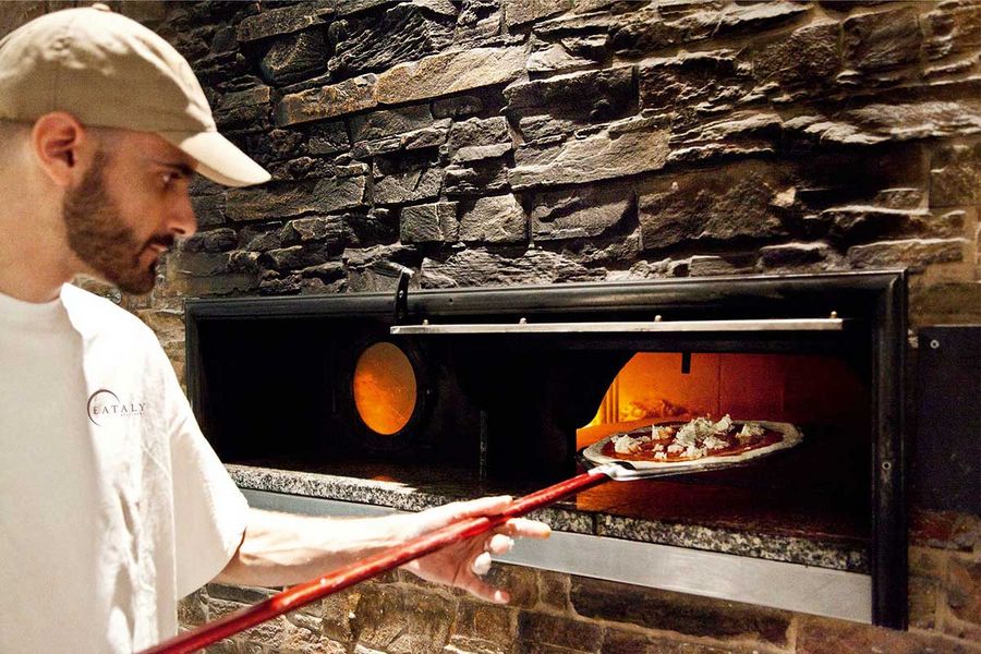 Backmischung für eine Pizza bei Eataly.