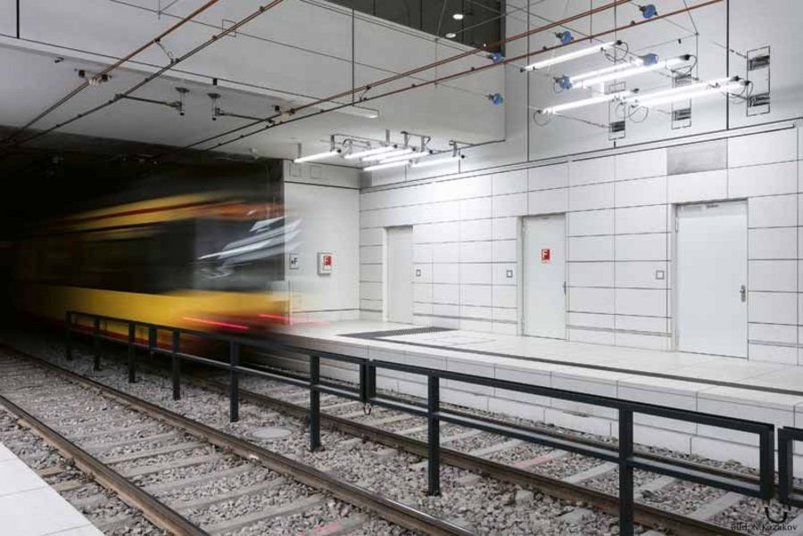 Hodapp - Türen von Hodapp in einem Straßenbahntunnel in Karlsruhe