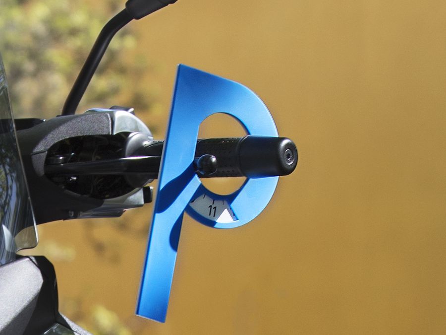 P wie Parken - wie kommt die Parkscheibe ans Motorrad? P wie Parken - wie kommt die Parkscheibe ans Motorrad?