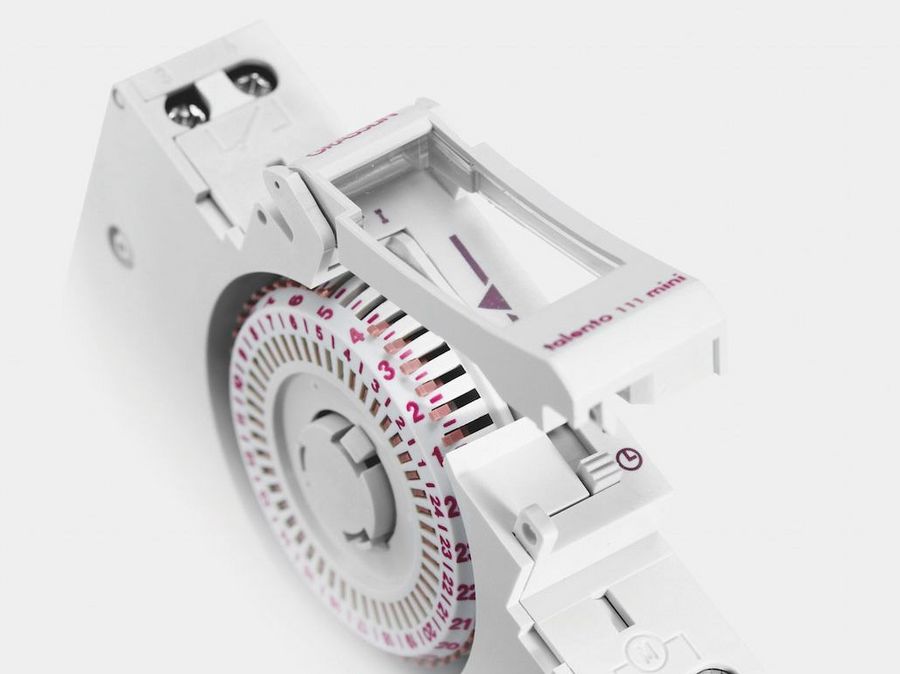 talento 111 mini – kompakte, mit Synchronantrieb ausgestattete Verteilerschaltuhr von Grässlin