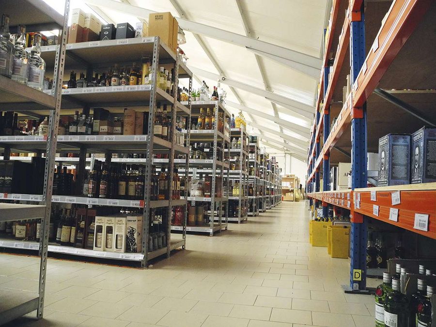 Das riesige Lager hält Europas größte Rum-Auswahl im Online-Shop bereit