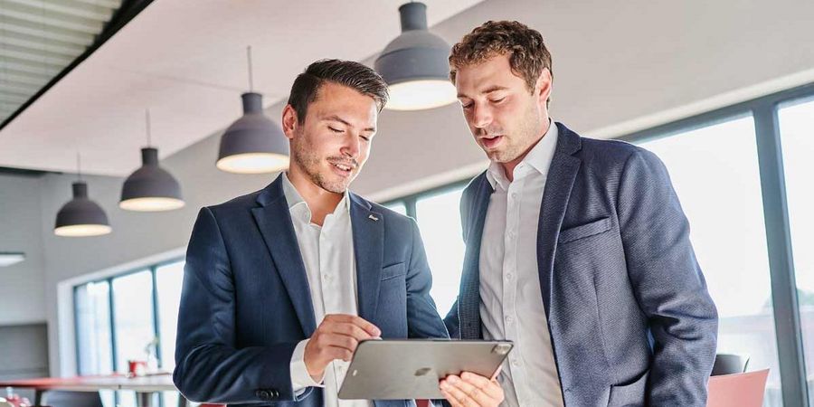 Erwin Thomas Schiegl (li.) und Stefan Schiegl von der Alphatec Schaltschranksysteme Erwin Thomas Schiegl (li.) und Stefan Schiegl von der Alphatec Schaltschranksysteme