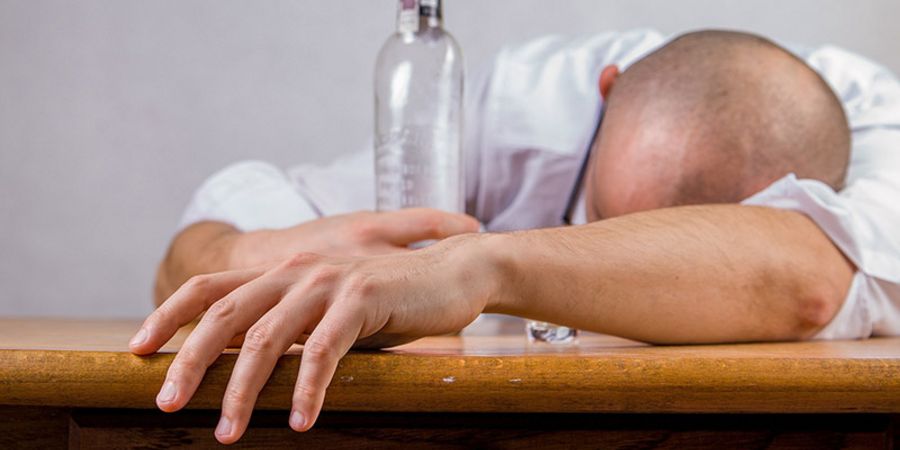 Darf man Alkohol in der Mittagspause trinken?