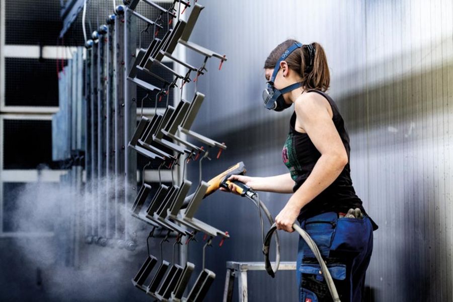 SEEGER Lasertechnik Pulverbeschichtung im Werk in Lorsch