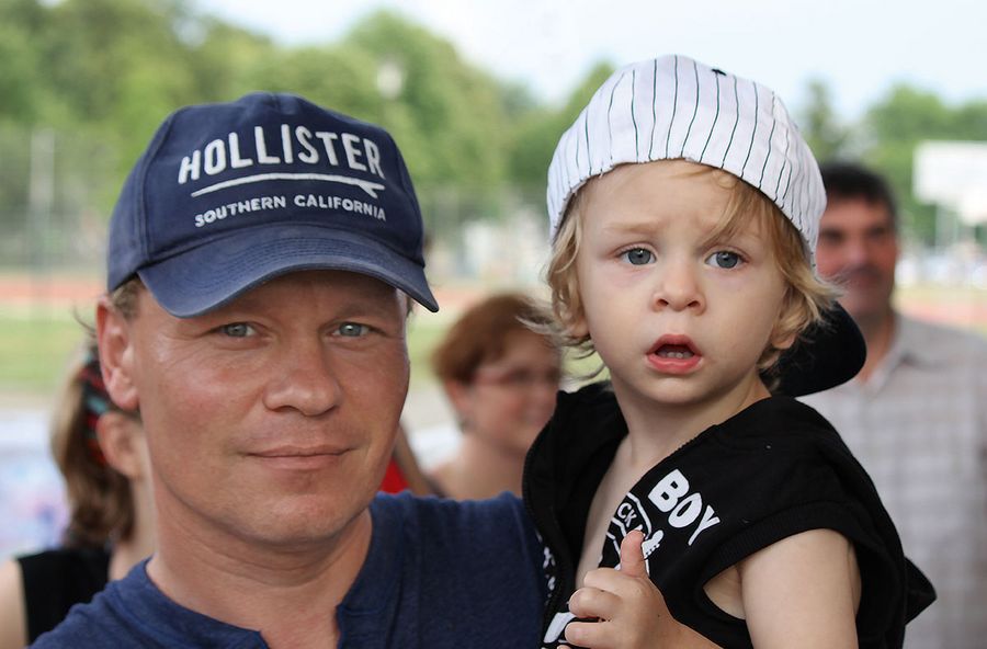 Roman Molch mit seinem dreijährigen Pflegesohn Tayler