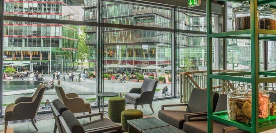 Das Starbucks Coffee House am Potsdamer Platz in Berlin überzeugt durch individuelles Design, das die lokale Kultur und Atmosphäre integriert