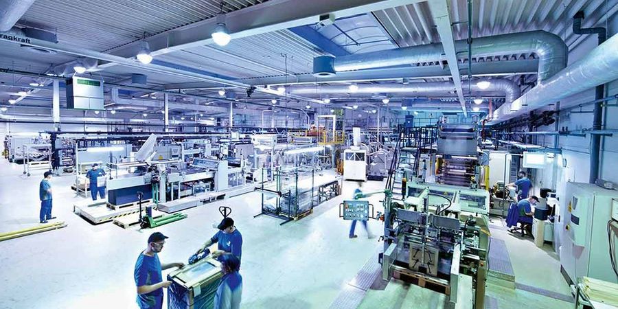 Acht Extrusionsanlagen mit einer Kapazität von 20.000 t sichern die Produktion der Folienwerk Wolfen GmbH