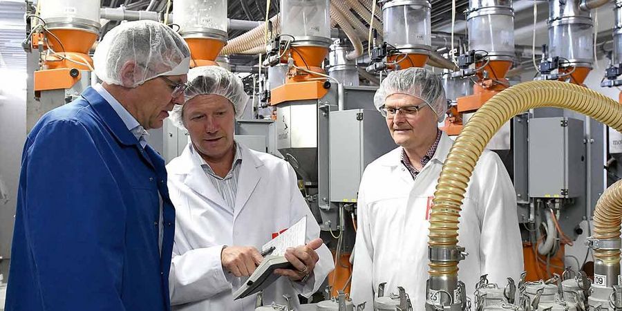 Die Geschäftsleitung von RHEIN-PLAST in der Produktion