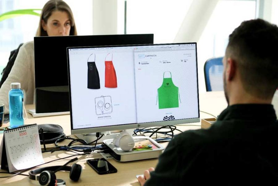 Ein Mitarbeiter von Gift Campaign gestaltet eine digitale Mustervorlage. Copyright: Gift Campaign