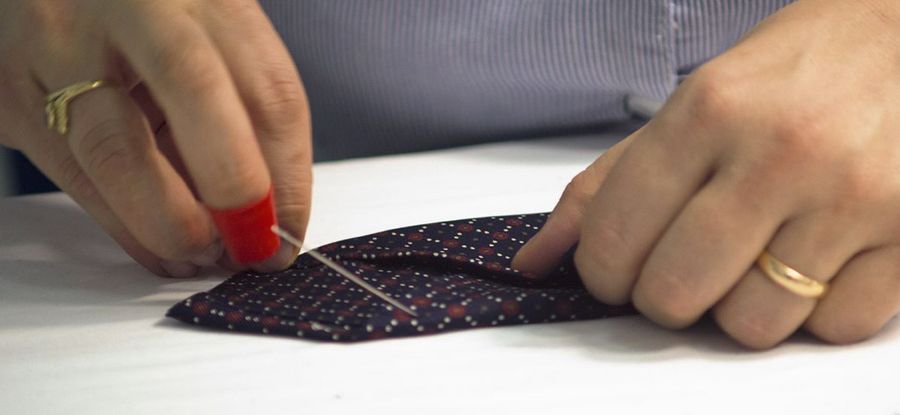 Mit viel Fingerspitzengefühl und Leidenschaft werden die Krawatten von E. Marinella in der Werkstatt in Neapel gefertigt.