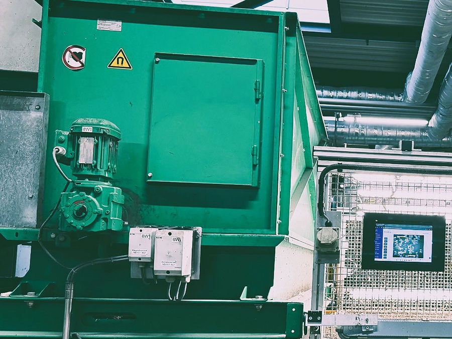 Künstliche Intelligenz unterstützt die präzise Sortierung der PET-Flaschenballen und sorgt für eine höhere Qualität im Recyclingprozess Künstliche Intelligenz unterstützt die präzise Sortierung der PET-Flaschenballen und sorgt für eine höhere Qualität im Recyclingprozess