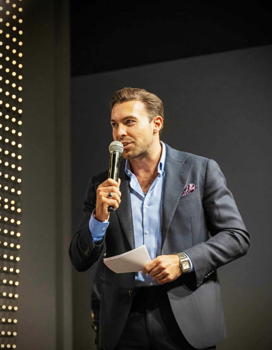 „Alexander von Tiele-Winckler bei der Arbeit mit Mikrofon, BLU agency network"