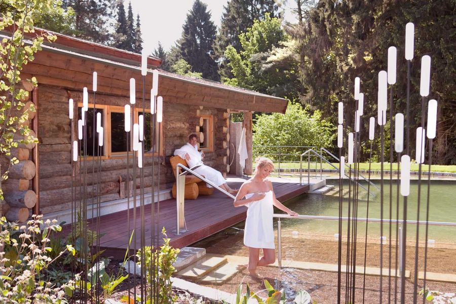 Naturbadeteich im Saunapark der Vitasol Therme