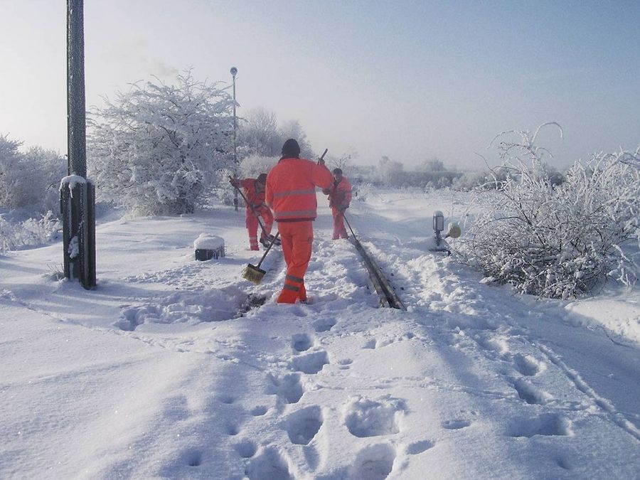 Eine von vielen Aufgaben der DB Fahrwegdienste: Winterdienst an Gleisanlagen.