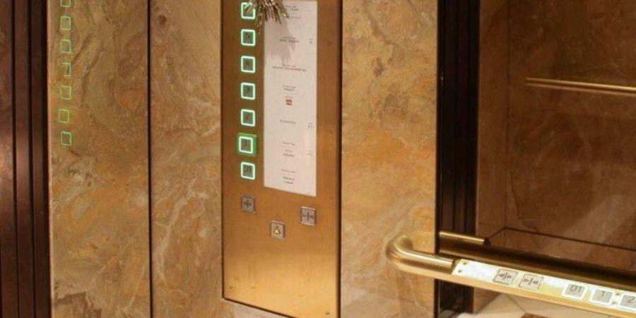 Infotainmentsystem in einem Aufzug der Alois Kasper GmbH Aufzugfabrik