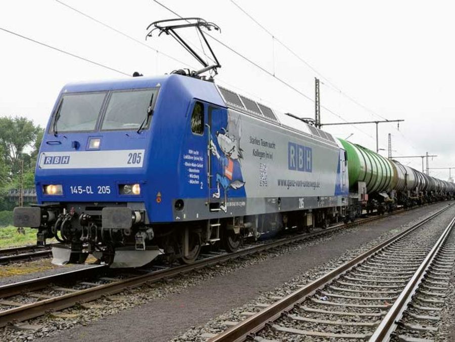RBH Logistics Mineralöl-Transport mit einer Drehstrom-Lok der Baureihe 145