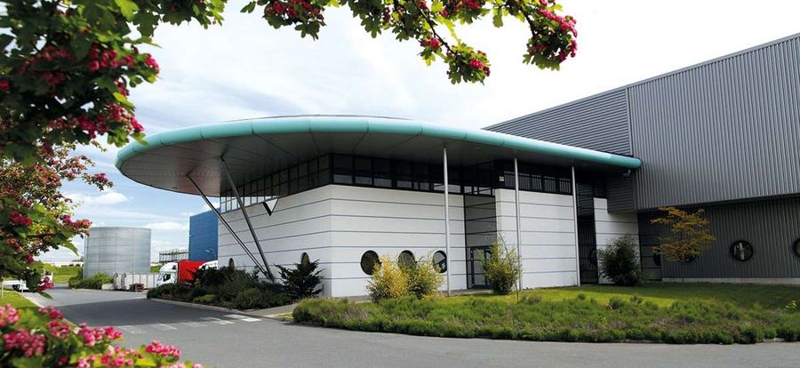 16.000 m² großes Zentrallager: Außenansicht des Betriebsgebäudes in Lehrte