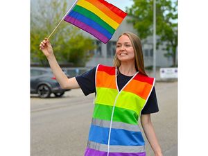 Sicherheit trifft auf Stolz: Die National Flag Vest "Pride" mit Logodruck