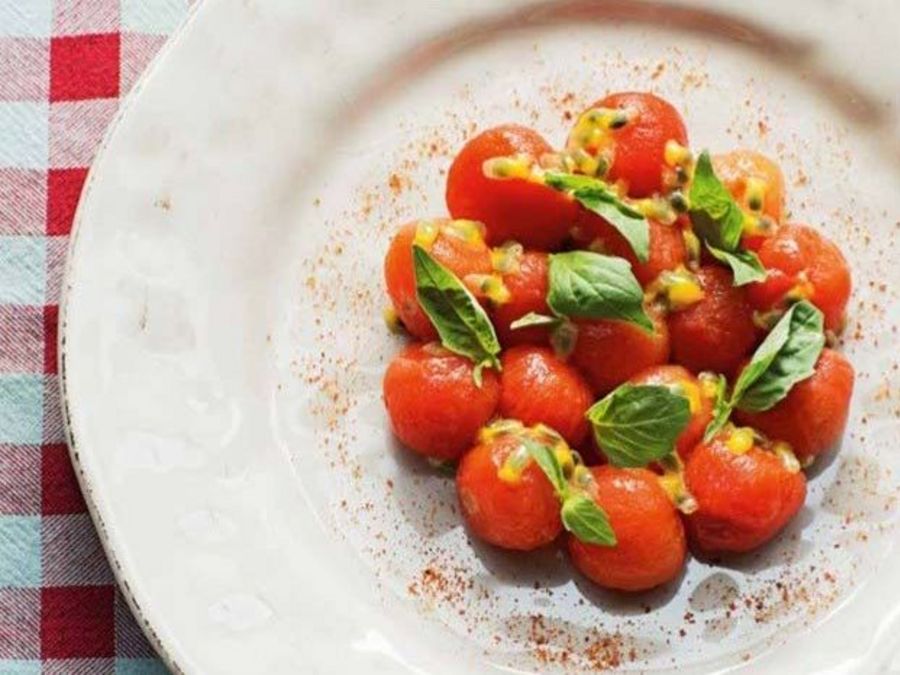 Tim Raue: Tomatensalat mit Passionsfrucht und Basilikum