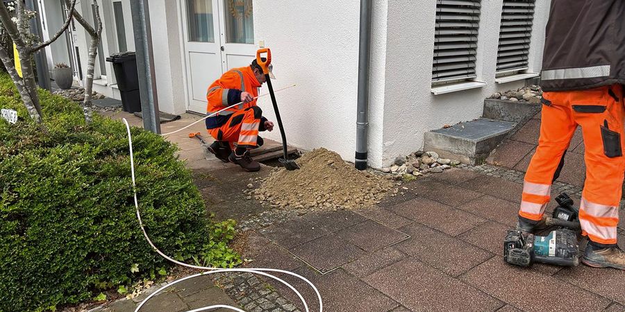 Hier endet die Baustelle – und beginnt schnelles Internet: Die Hauseinführung verbindet das Gebäude mit dem Glasfasernetz Hier endet die Baustelle – und beginnt schnelles Internet: Die Hauseinführung verbindet das Gebäude mit dem Glasfasernetz