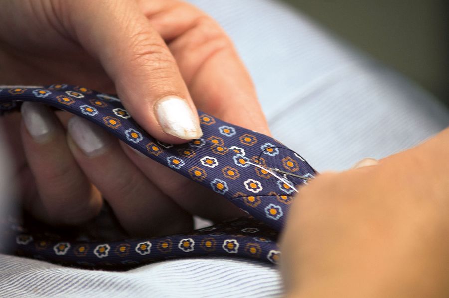 Den ‘letzten Schliff’ erhalten die Krawatten in liebevoller Handarbeit von E. Marinella.
