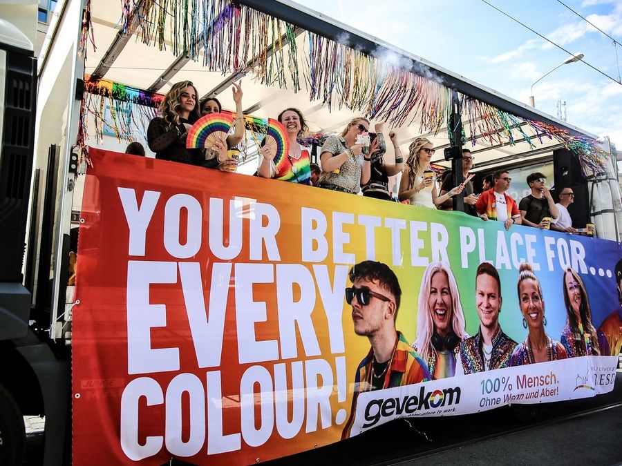 gevekom zeigt Vielfalt auf dem CSD Dresden: Mitarbeitende organisieren eigenen Truck für den Christopher Street Day gevekom zeigt Vielfalt auf dem CSD Dresden: Mitarbeitende organisieren eigenen Truck für den Christopher Street Day