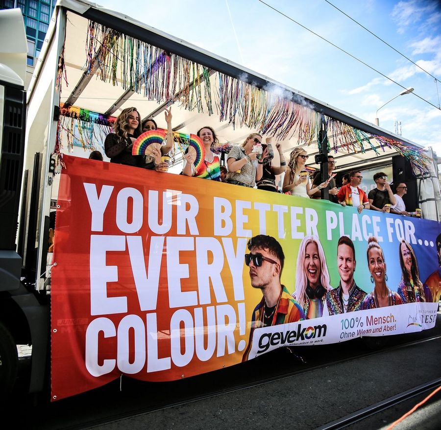 gevekom zeigt Vielfalt auf dem CSD Dresden: Mitarbeitende organisieren eigenen Truck für den Christopher Street Day